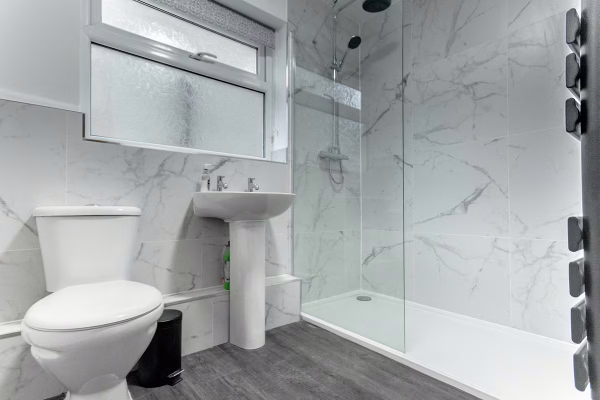 Venedotia – sleek bathroom with walk-in shower and tiled walls