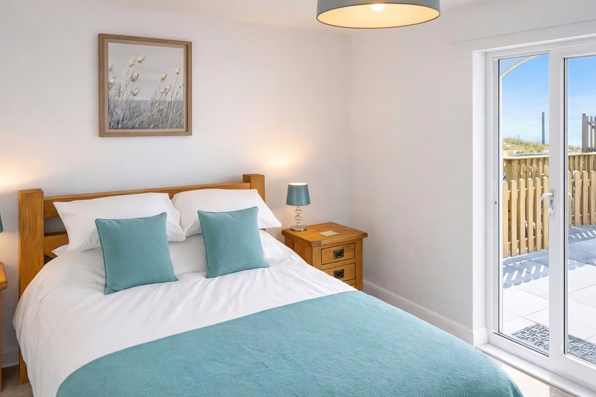 Venedotia – king-size bedroom with quality wooden furniture and white bedding