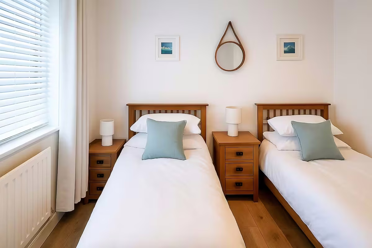 Venedotia – twin bedroom with wooden furniture